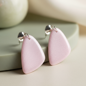 Pair of earrings in violet colour with sterling silver hoops