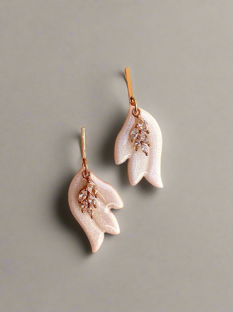 Glossy minimalistic leaf earrings Ophelia
