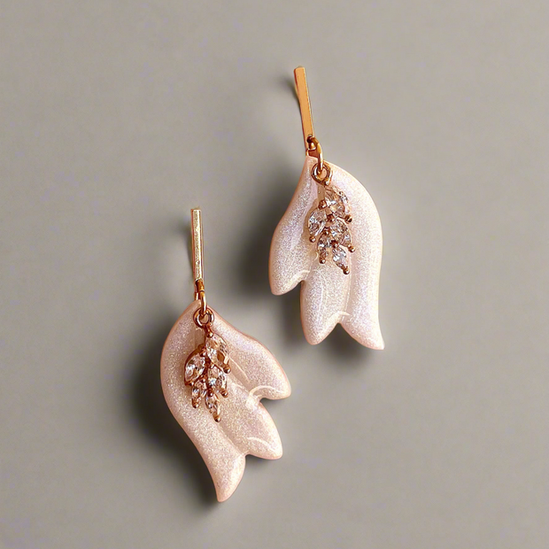 Glossy minimalistic leaf earrings Ophelia