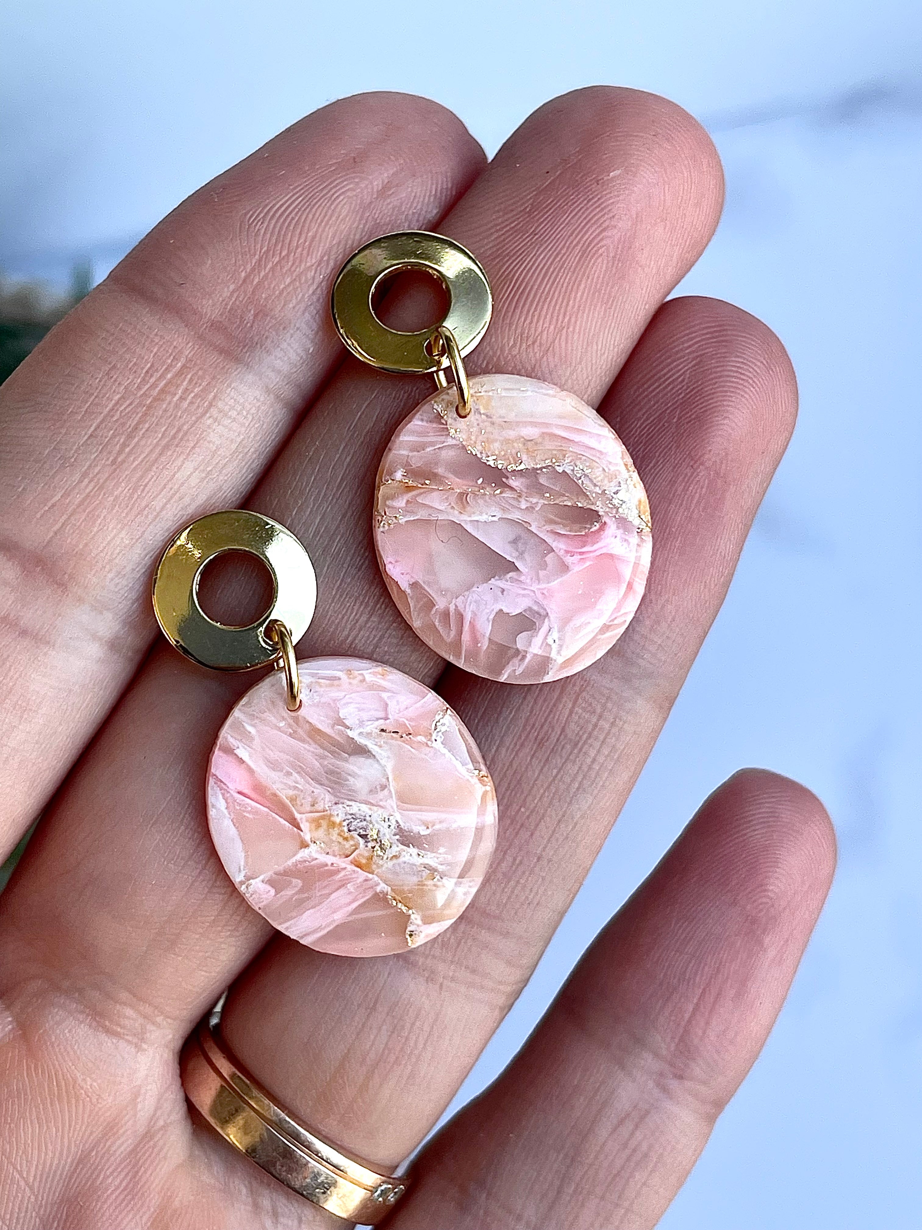 Orecchini ovali minimalisti in marmo rosa lucido