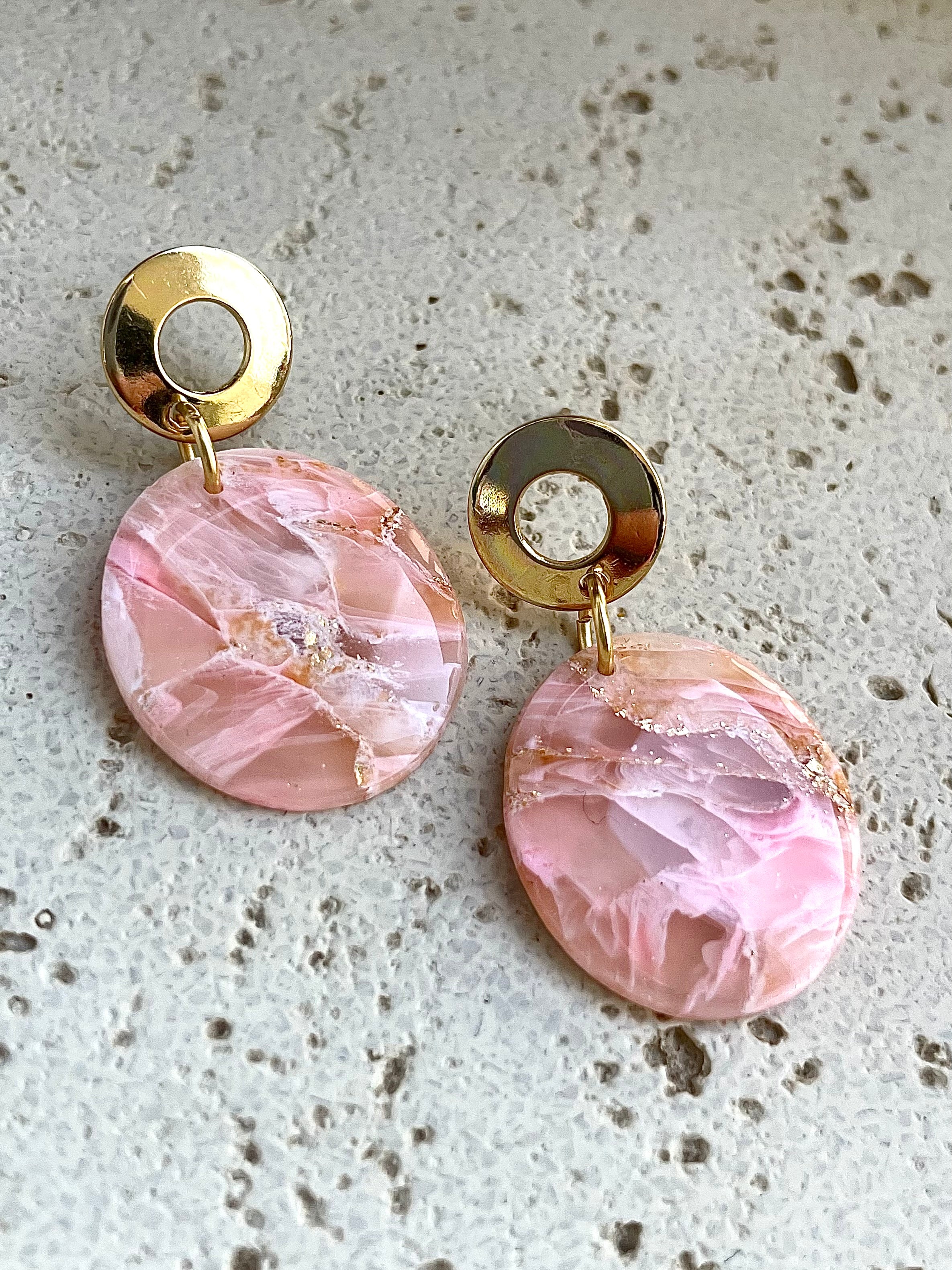 Orecchini ovali minimalisti in marmo rosa lucido