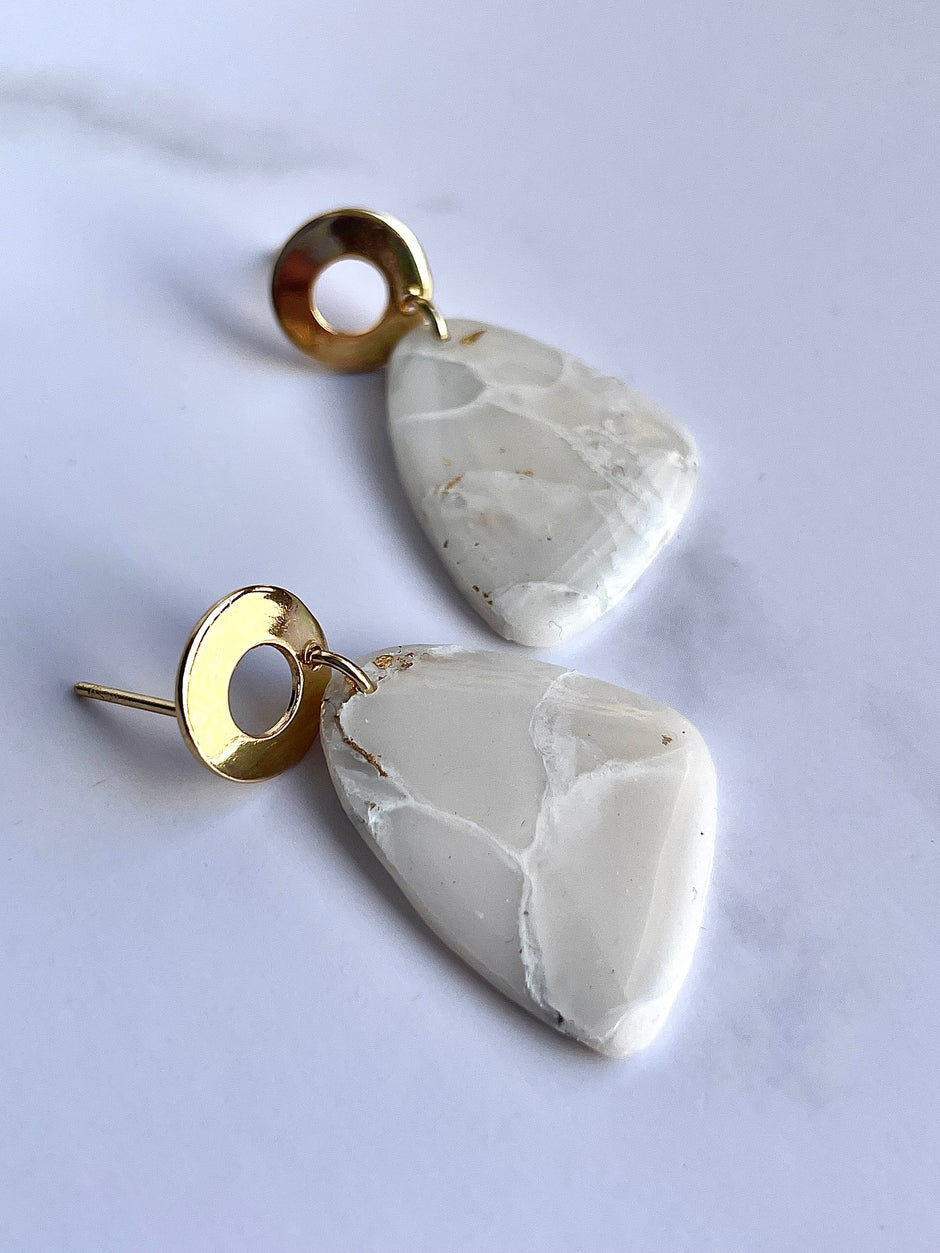 Orecchini pendenti in marmo lucido e minimalista