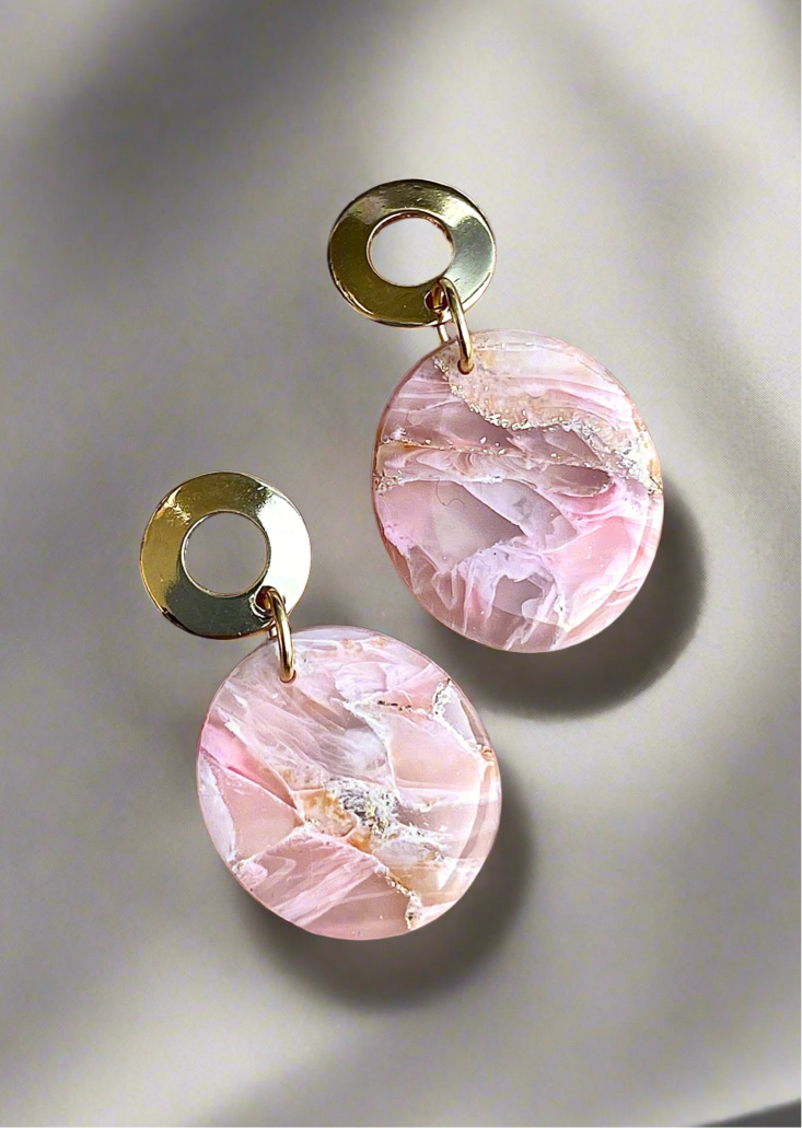 Orecchini ovali minimalisti in marmo rosa lucido