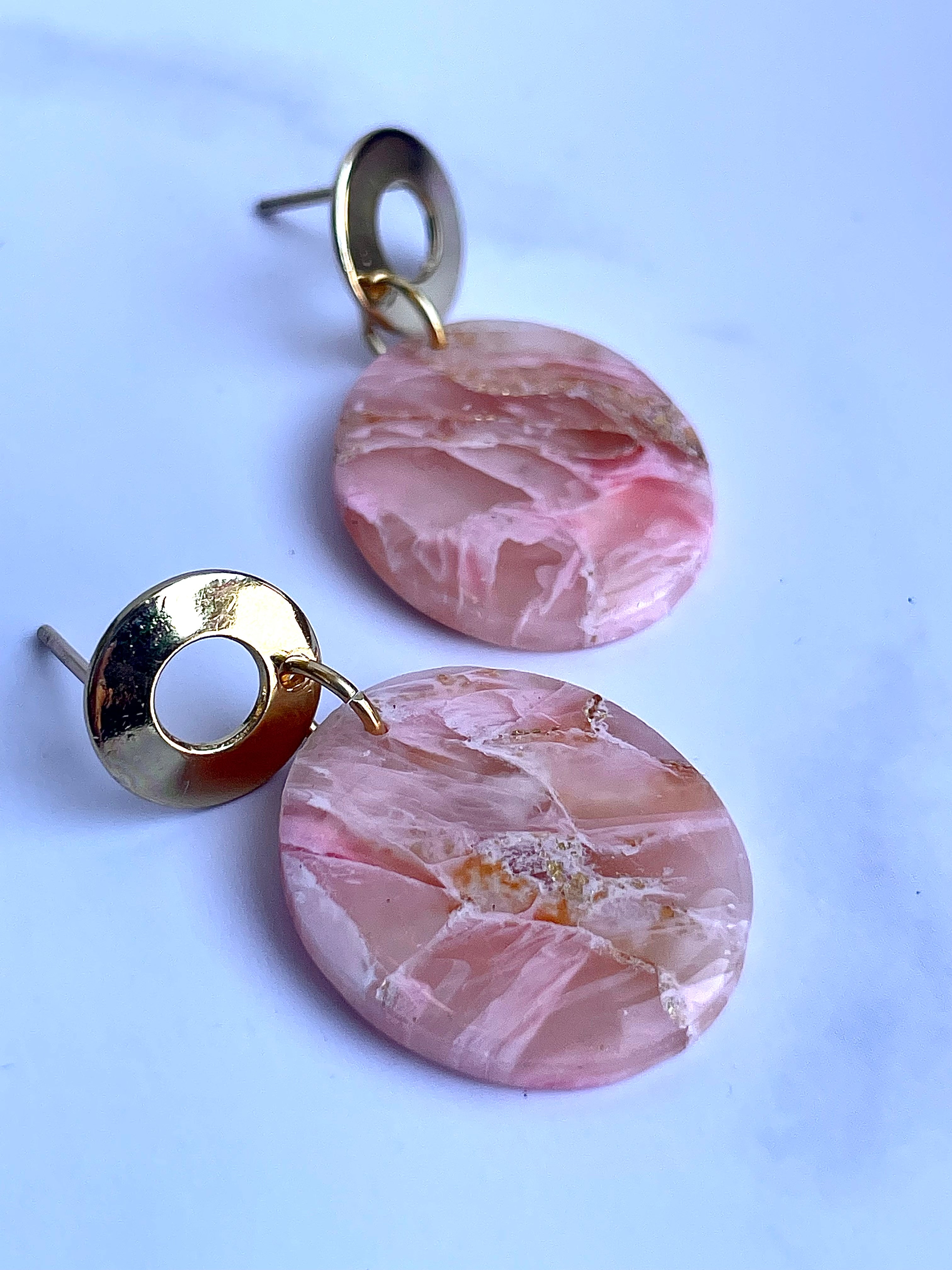 Orecchini ovali minimalisti in marmo rosa lucido
