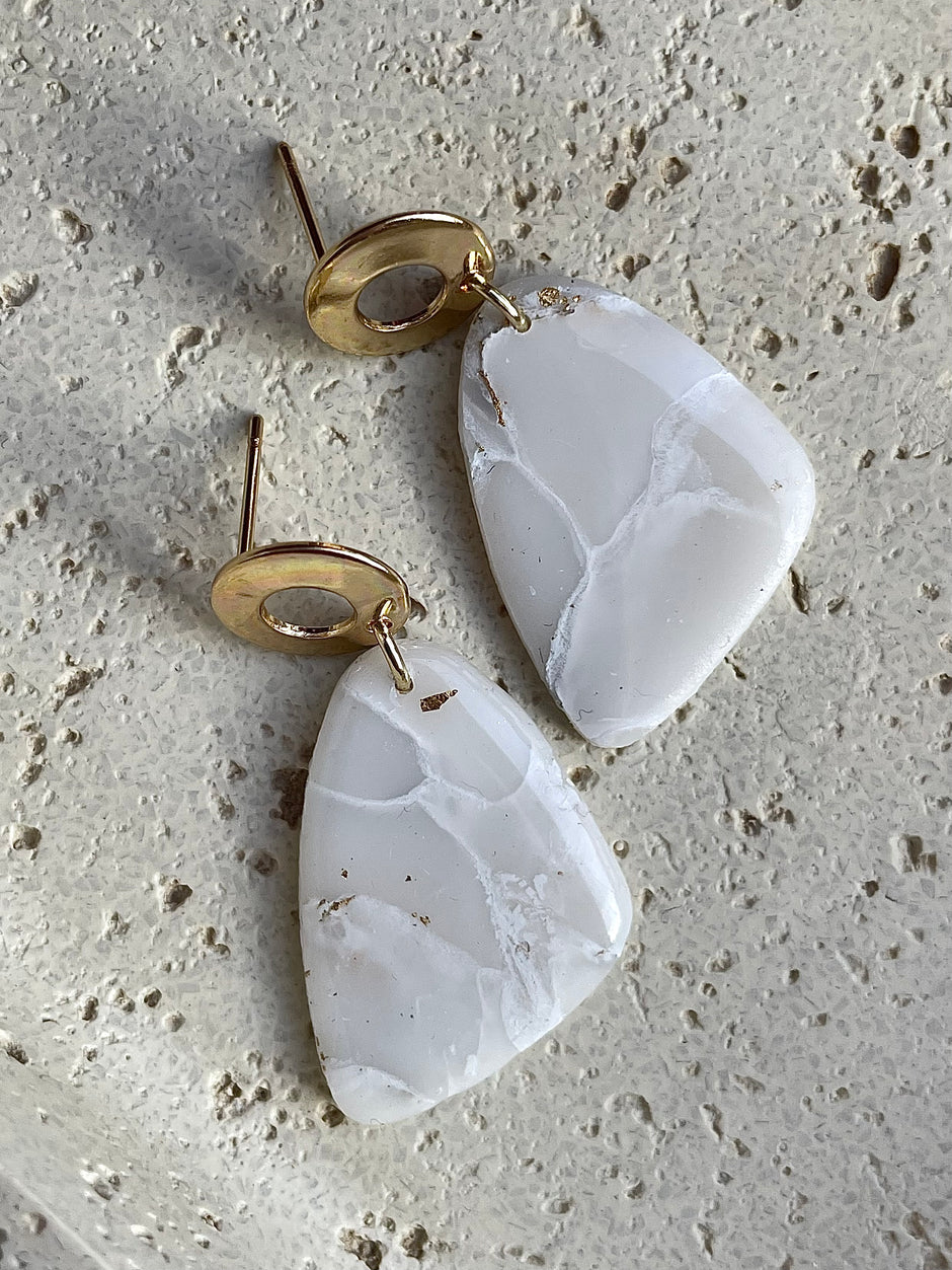 Orecchini pendenti in marmo lucido e minimalista