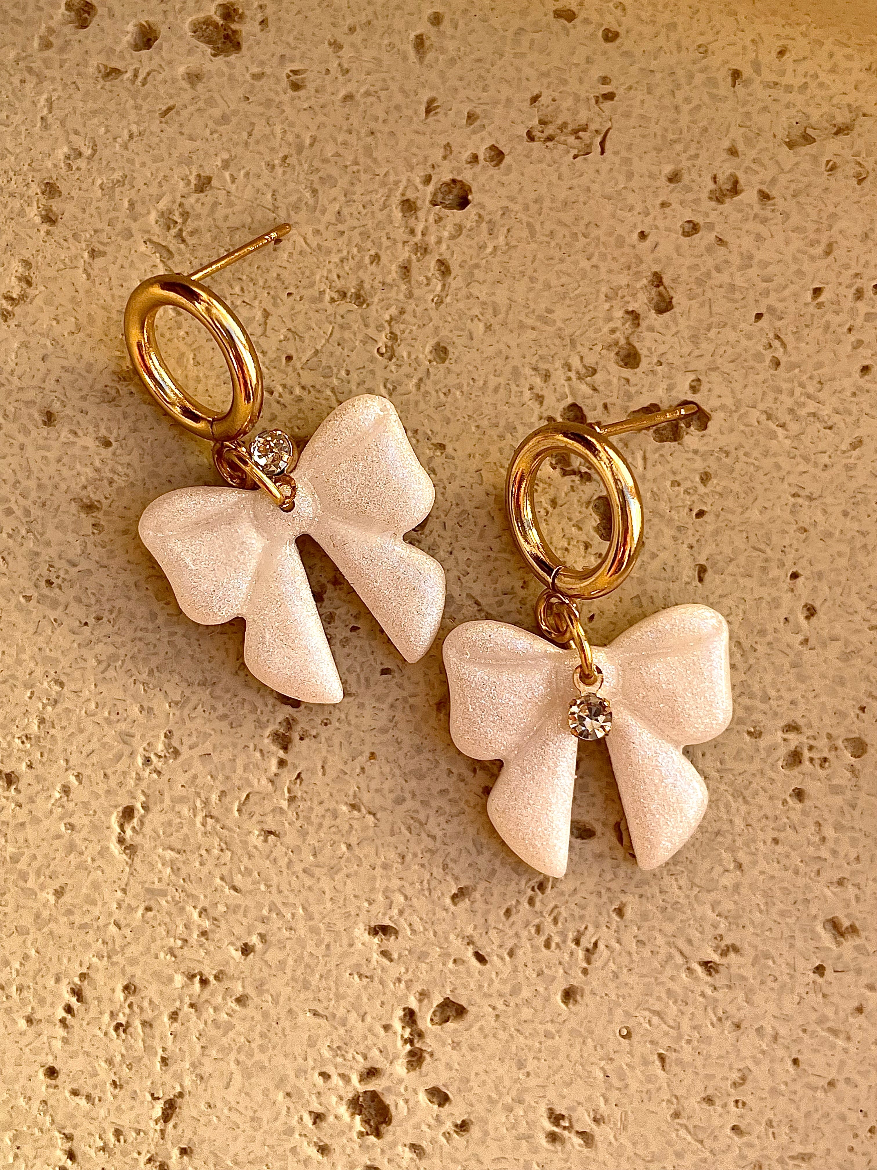 Romantilised elegantsed lipsuga kõrvarõngad