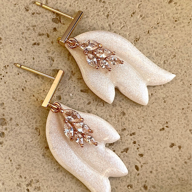 Glossy minimalistic leaf earrings Ophelia