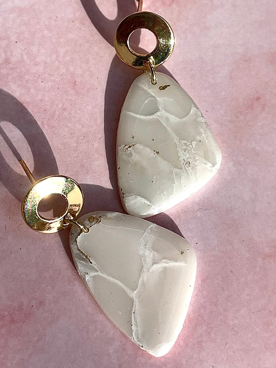 Orecchini pendenti in marmo lucido e minimalista