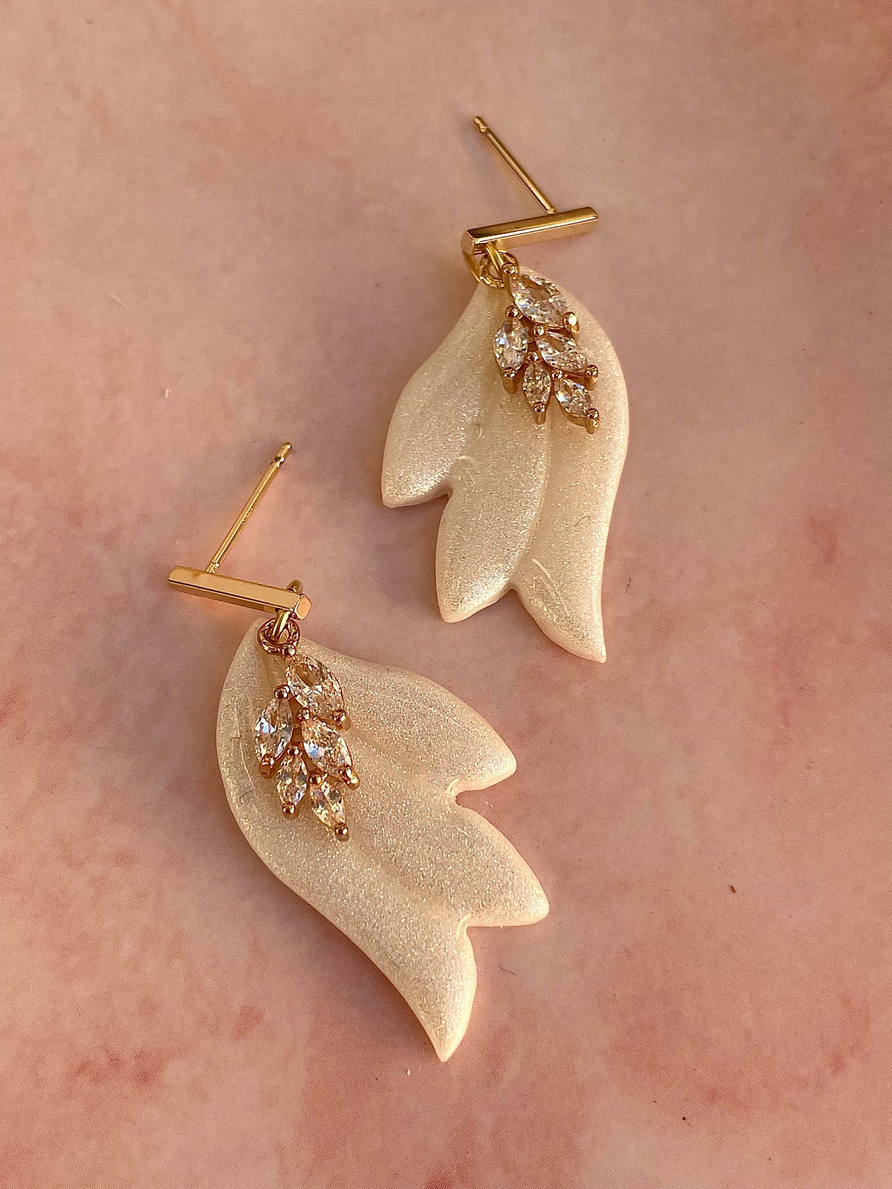 Glossy minimalistic leaf earrings Ophelia